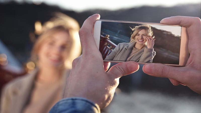femme prise en photo avec un iphone